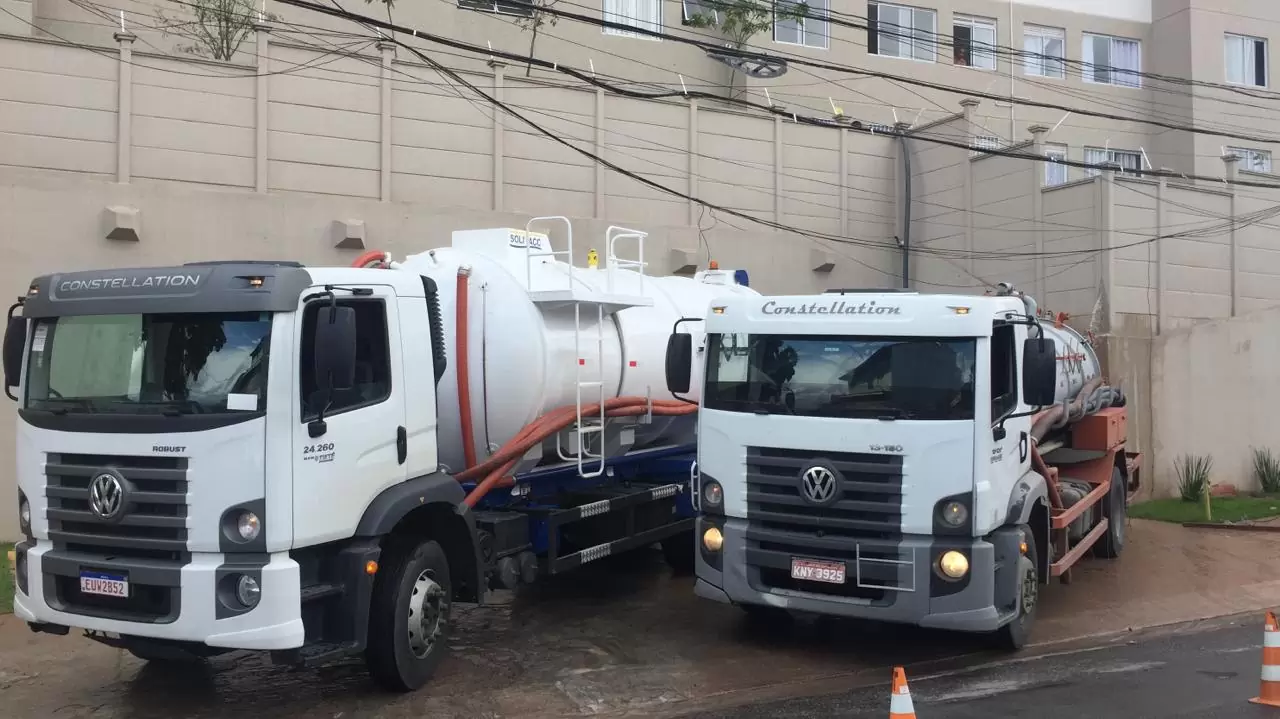 Caminhão limpa fossa realizando esgotamento de fossa séptica em residência da Grande São Paulo